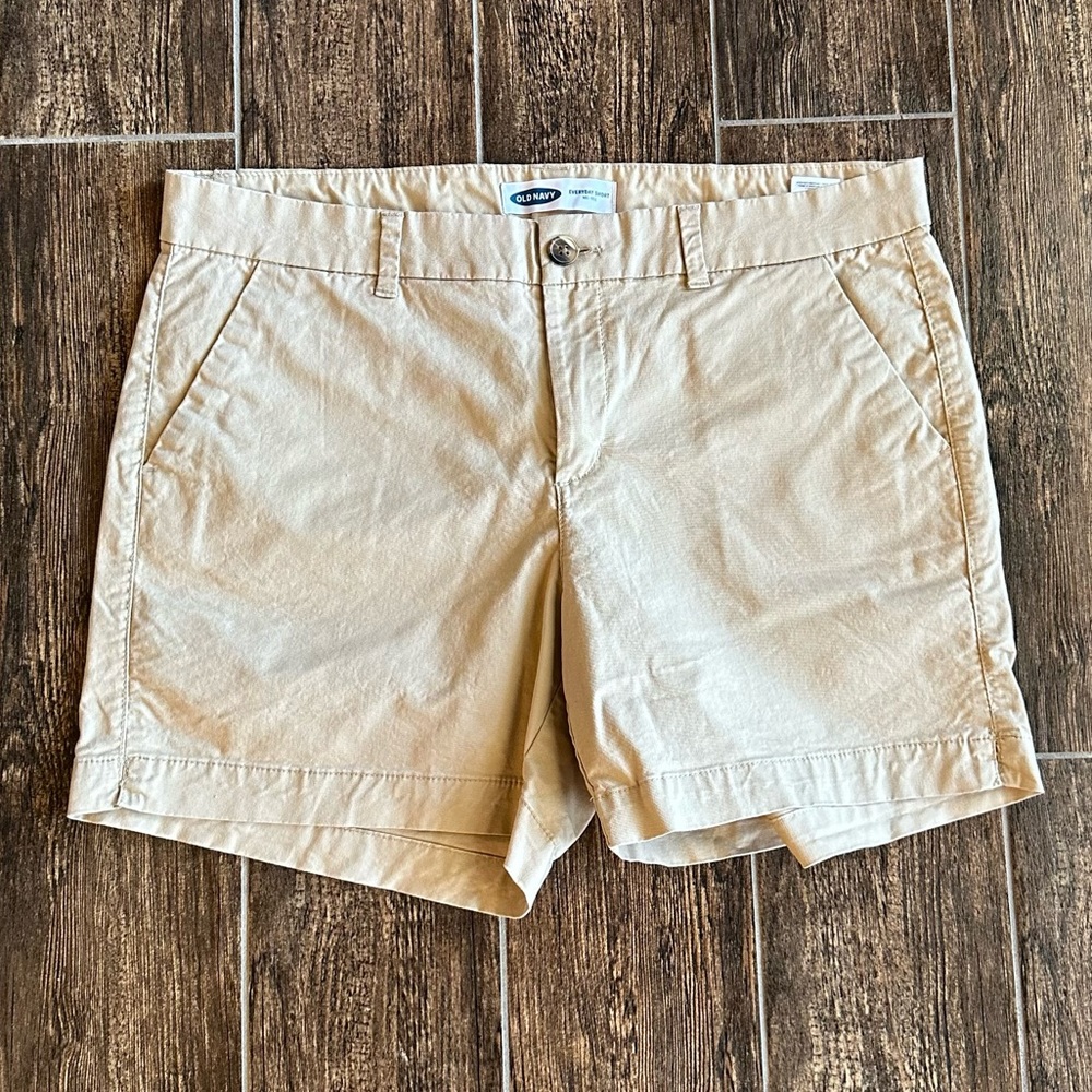EUC Old Navy Size 14 Everyday Khaki Short